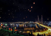 Небо во Владивостоке подсветили летучими фонариками