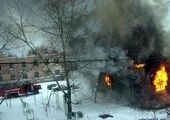 Пожарные спасли мужчину и ребенка с балкона горящего дома во Владивостоке