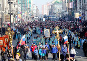 Крестный ход во Владивостоке уверенно заменил ноябрьскую демонстрацию