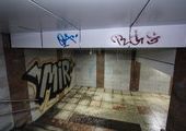 Вандалы вновь изуродовали подземный переход в районе Покровского парка во Владивостоке